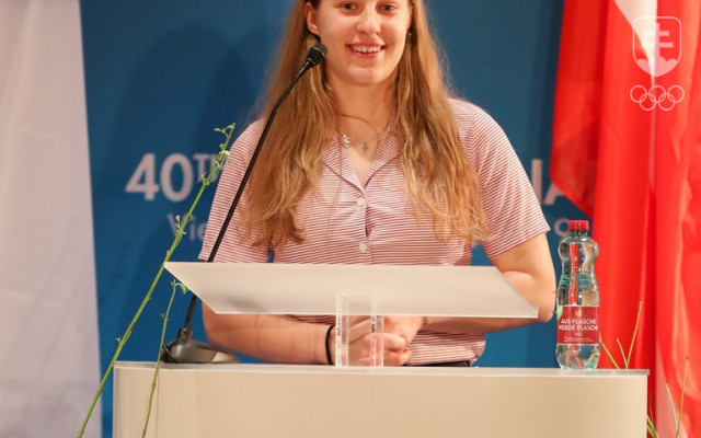 Petra Rusnáková pri prezentácii pred účastníkmi seminára.