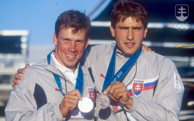 Unikátna chvíľa – dvaja Slováci s olympijskými medailami z tej istej súťaže na OH 2000: Michal Martikán so striebrom, Juraj Minčík s bronzom.