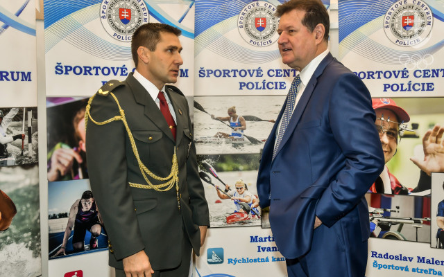 Na post riaditeľa Športového centra polície nastúpil Minčík po odchode Mariána Kukumberga (vpravo) do dôchodku.