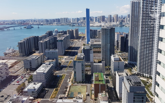 Aktuálny pohľad na Olympijskú dedinu v Tokiu z 32. poschodia budovy, v ktorej sídli organizačný výbor OH.