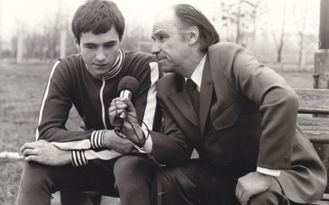 Majster Európy 1977 Miloslav Roľko patril medzi popredných československých športovcov. Na fotografii ho spovedá slávny rozhlasový reportér Gabo Zelenay.