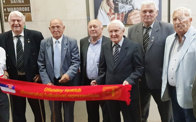Na spoločnej fotografii členov strieborného tímu z Tokia 1964 po 55 rokoch v Bratislave zľava Cvetler, Mráz, Urban, Geleta, Masný, Švajlen, Knebort a Brumovský.
