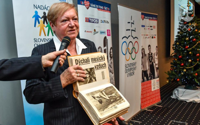 Mária Mračnová s albumom výstrižkov o jej športovej kariére.