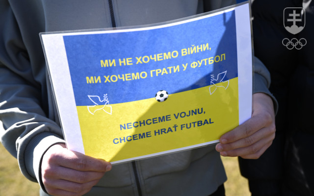 Mladý ukrajinský futbalista chce hrať futbal.
