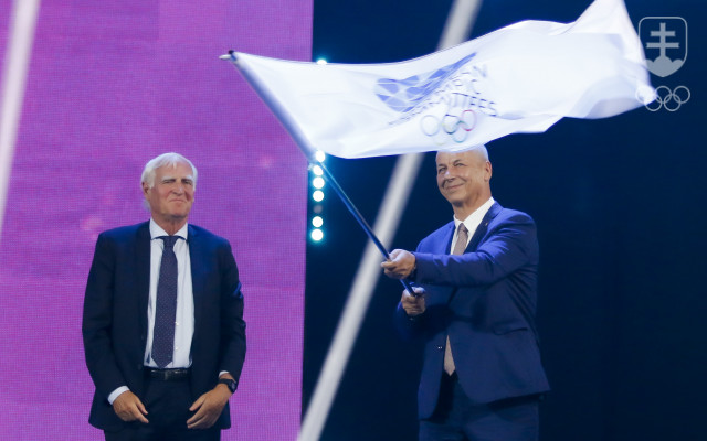 Primátor Banskej Bystrice Ján Nosko s vlajkou Európskych olympijských výborov, ktorú si prevzal na záverečnom ceremoniáli predchádzajúceho letného EYOF v roku 2019 v Baku.