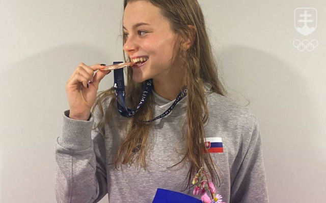 Lillian Slušná s bronzovou medailou z juniorských majstrovstiev sveta.