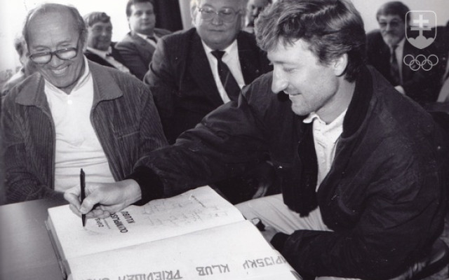 Veľkou oporou pre rozvoj olympizmu sa stali regionálne olympijské kluby. Momentka je zo založenia OK Prievidza, v popredí olympijský víťaz v tenise Miloš Mečíř a Ján Mráz, neskôr prvý generálny tajomník SOV.