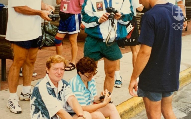 Na fotografii z OH 1996 v Atlante Pavel Blaho v olympijskej dedine v spoločnosti vedúcej výpravy Márie Mračnovej i pretekárov Slavomíra Kňazovického a Juraja Kandára, v pozadí Róbert Erban.