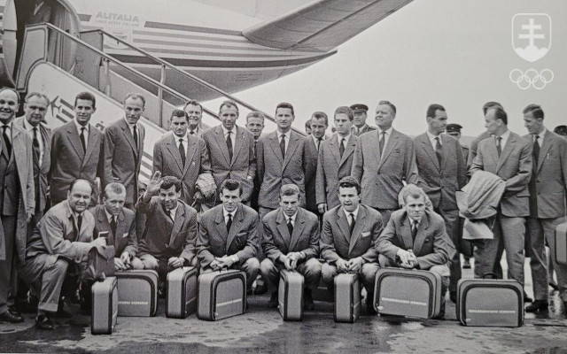 Výprava futbalistov ČSSR pred odchodom na MS 1962 v Čile. Adolf Scherer celkom vpravo.