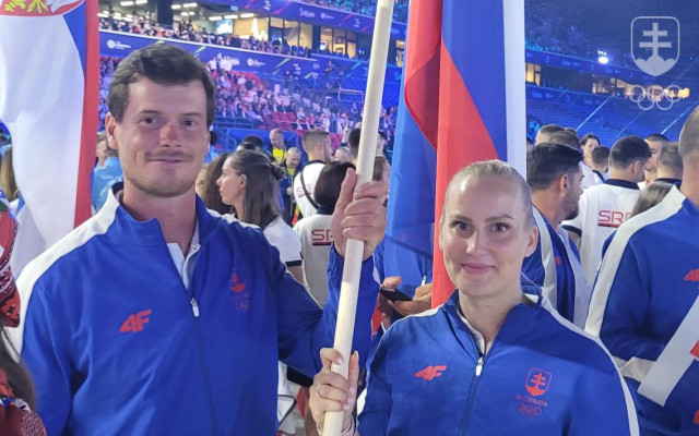 Na snímke z otváracieho ceremoniálu hier slovenskí vlajkonosiči, lukostrelec Miroslav Duchoň a stolná tenistka Barbora Balážová