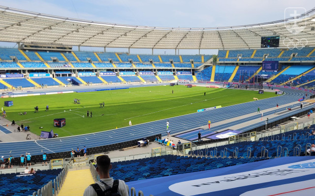 Krásny futbalový štadión v Chorzówe počas atletických súťaží - s prázdnym hľadiskom...
