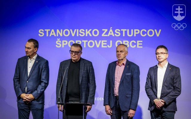 Zľava prezident SZĽH Miroslav Šatan, prezident SFZ Ján Kováčik, generálny sekretár SOŠV Jozef Liba a prezident SAZ Peter Korčok.