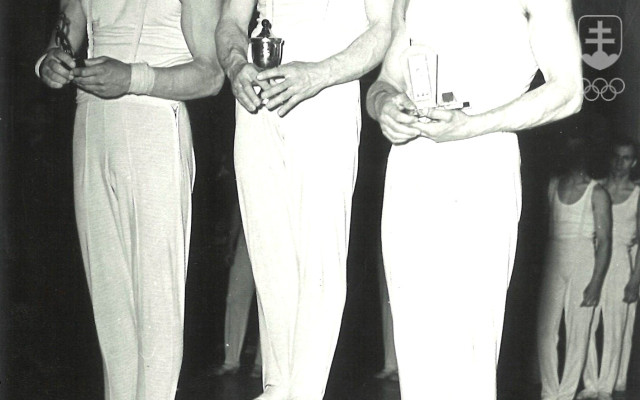Ferdinand Daniš na najvyššom stupni - to bol veľmi častý obrázok na československých šampionátoch. V tomto prípade mu na stupni víťazov robili spoločnosť Klečka (vľavo) a Trmal.
