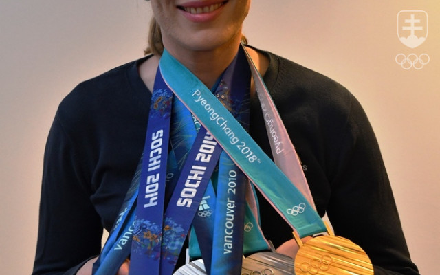 Slovenská biatlonistka Anastasia Kuzminová s úžasnou kompletnou zbierkou svojich olympijských medailí - troch zlatých a troch strieborných.