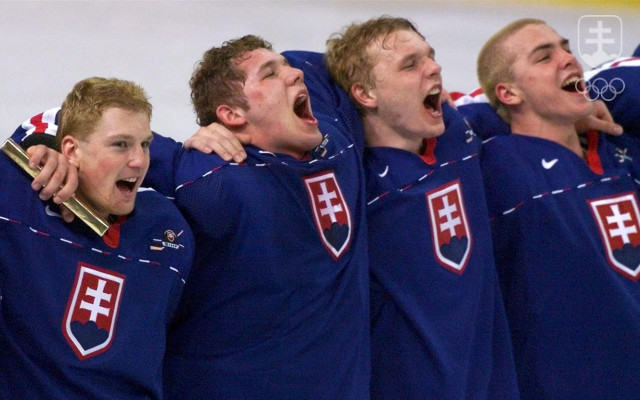 Oduševnený spev hymny slovenských hokejistov (zľava Michal Košík, Ján Lašák, Zoltán Bátovský, Michal Hudec) po zápase o bronz na MS do 20 rokov 1999 vo Winnipegu. 