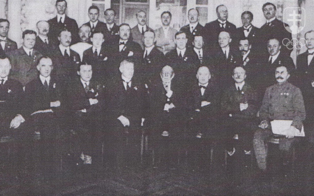 Medzi účastníkmi kongresu ICS, ktorá sa práve v Chamonix v roku 1924 transformovala na FIS, Michael Guhr v druhom rade tretí sprava.