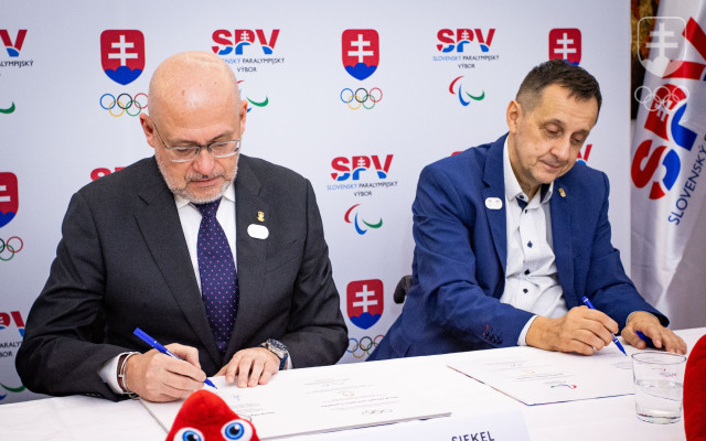 Prezident SOŠV Anton Siekel (vľavo) a predseda SPV Ján Riapoš podpisujú prihlášky na olympijské a paralympijské hry do Paríža