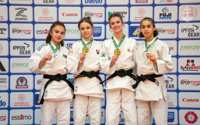 Patrícia Tománková (druhá zľava) na pódiu s ďalšími medailistkami kategórie do 44 kg na EP do 18 rokov v džude v Antalyi
