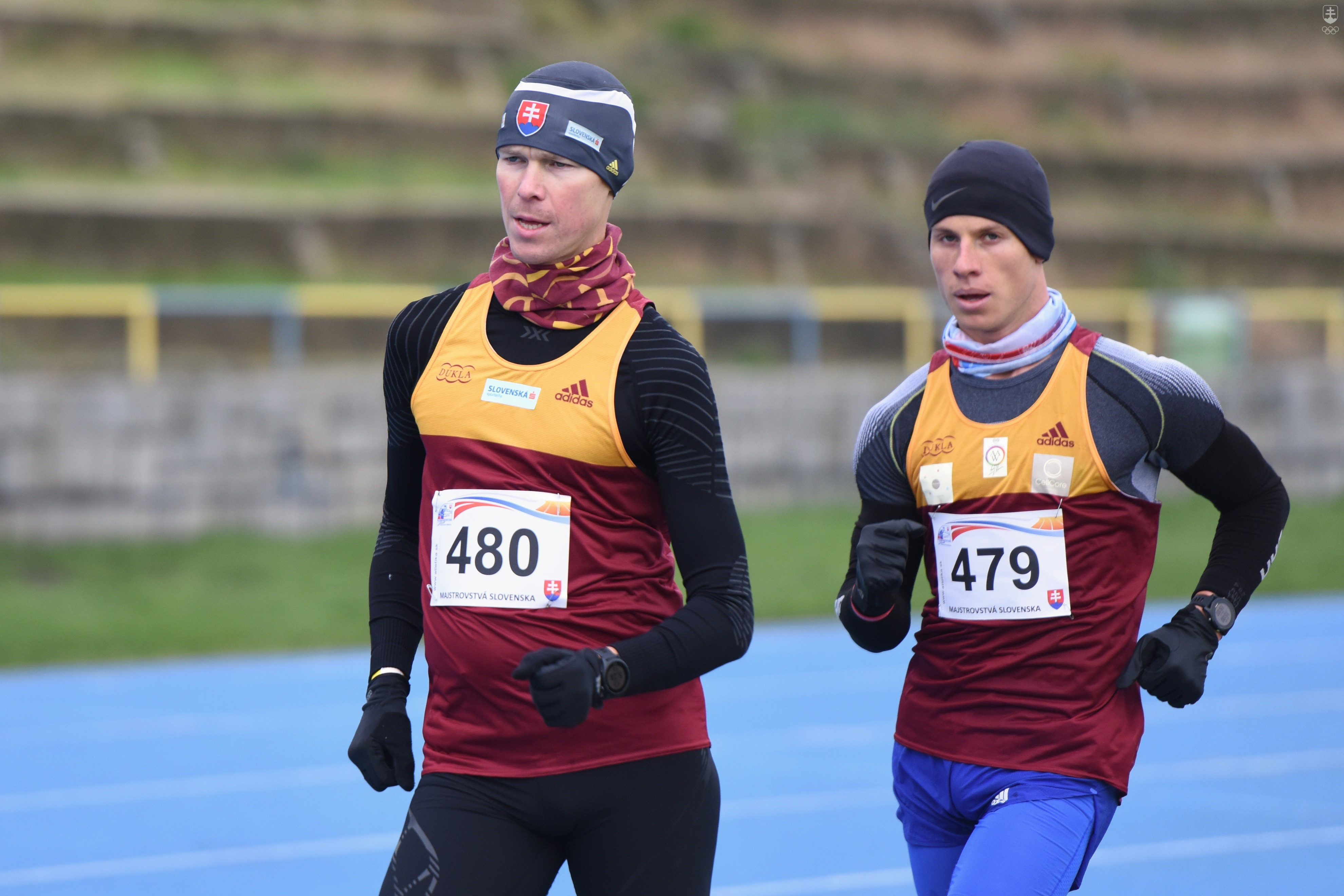 Na snímke zľava slovenskí chodci Matej Tóth a Michal Morvay počas majstrovstiev Slovenska v chôdzi na ovále na 50 kilometrov v Trnave v sobotu 5. decembra 2020.
