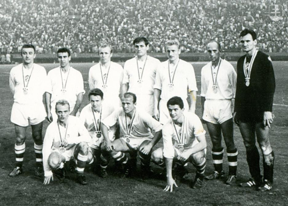 Finálová jedenástka futbalistov ČSSR, ktorí v Tokiu 1964 získali strieborné medaily. V sedemnásťčlennom kádri boli deviati Slováci! Žiaľ, medailami ozdobili len tých hráčov, ktorí hrali vo finále. A keďže striedania vtedy ešte neboli povolené, až šiesti členovia strieborného tímu, z ktorých každý nastúpil aspoň na jeden zápas, sa vrátili domov bez cenného kovu...