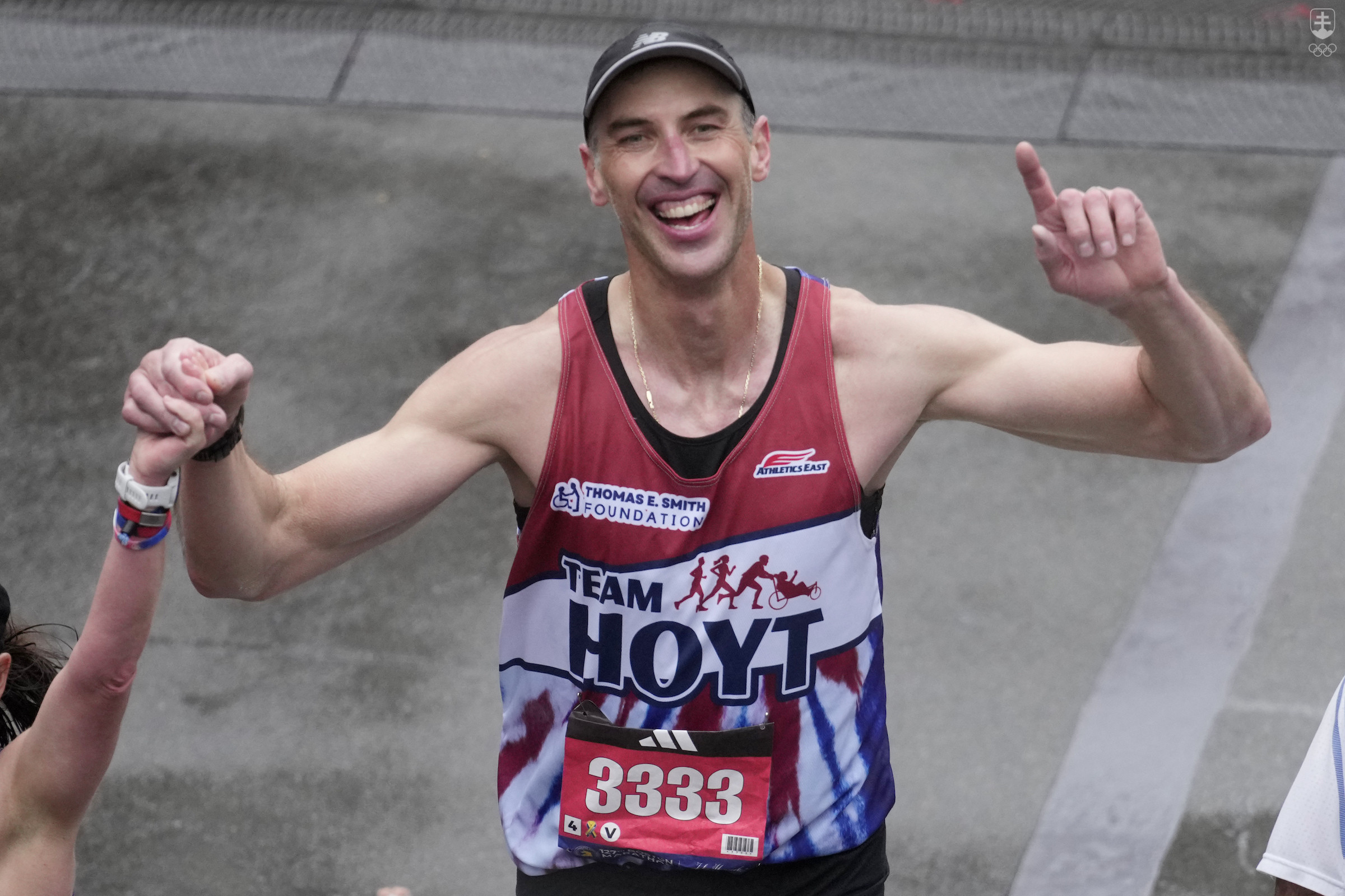 Zdeno Chára v cieli maratónu v Bostone.
