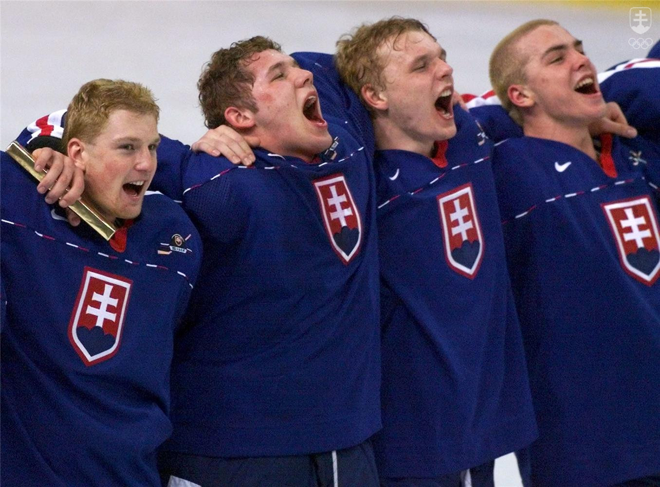 Oduševnený spev hymny slovenských hokejistov (zľava Michal Košík, Ján Lašák, Zoltán Bátovský, Michal Hudec) po zápase o bronz na MS do 20 rokov 1999 vo Winnipegu. 