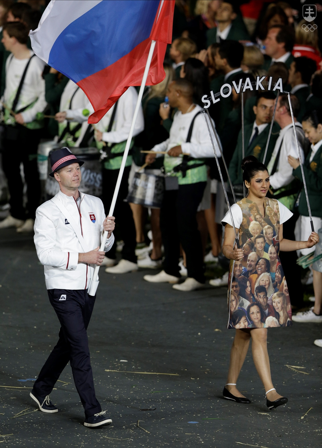 Jozef Gönci so slovenskou vlajkou na slávnostnom otvorení OH 2012 v Londýne.