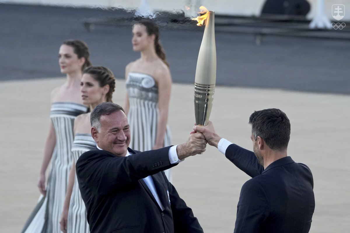 Momentka z piatkového odovzdania olympijského ohňa na Panaténajskom štadióne. Prezident Helénskeho (Gréckeho) olympijského výboru Spyros Capralos ho odovzdal prezidentovi OH a PH 2024 v Paríži Tonymu Estanguetovi.